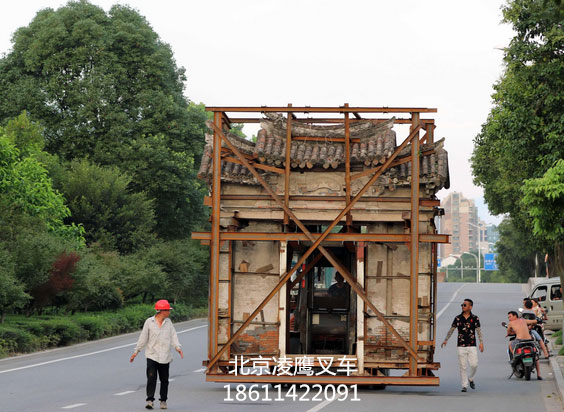 叉車(chē)搬運(yùn)牌樓